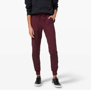 Lululemon beyond the studio jogger size 6. Purple. NWT.
